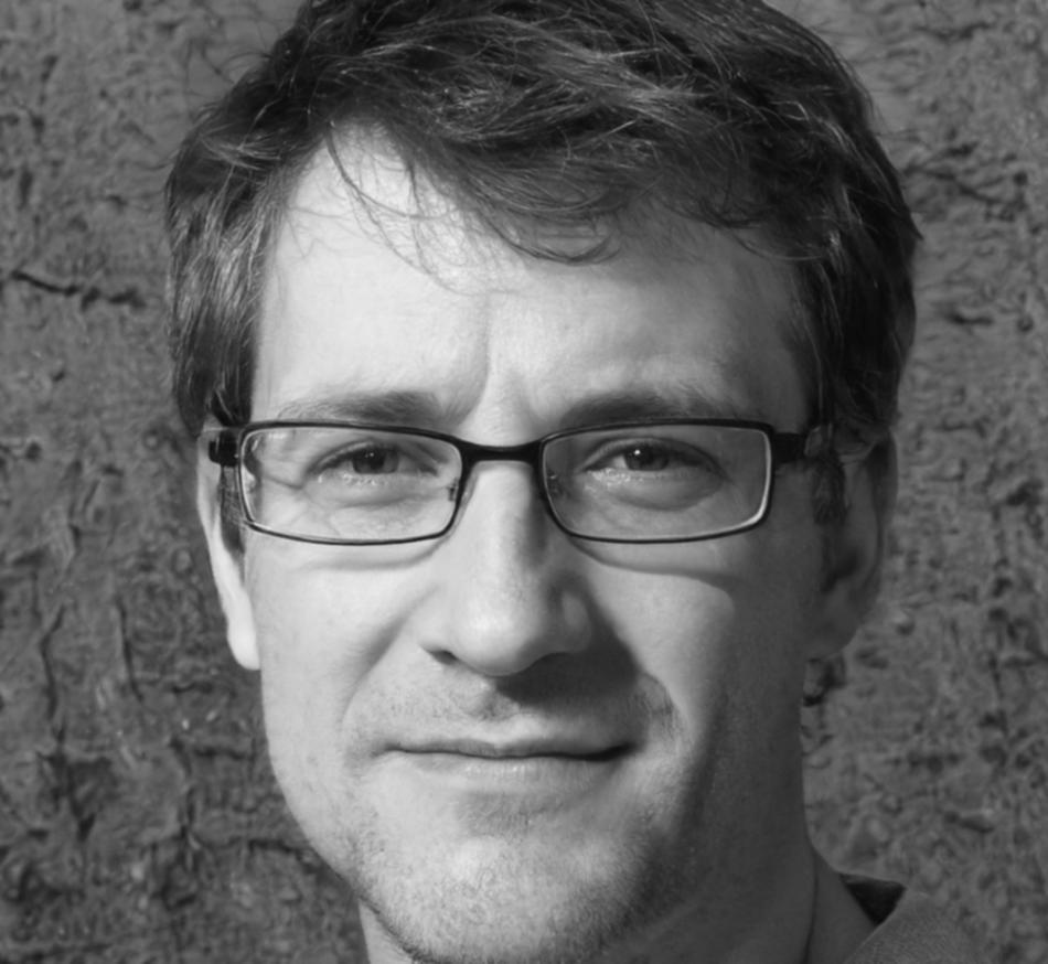 Dozent Henrik Lindström unterrichtet digitale Betrugsprävention